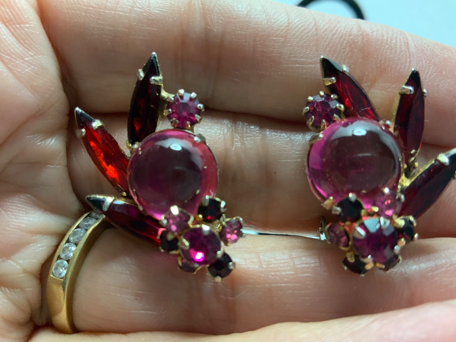 BEAUTIFUL VTG RED,PINK,FUCHSIA GLASS CABOCHON RHINESTONE BROOCH AND EARRINGS SET