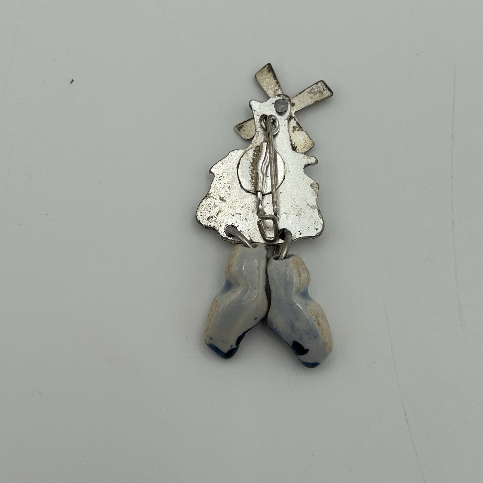 VINTAGE WINDMILL & DANGLING DELFT BLUE DESIGN WOODEN SHOES PEWTER TONE BROOCH