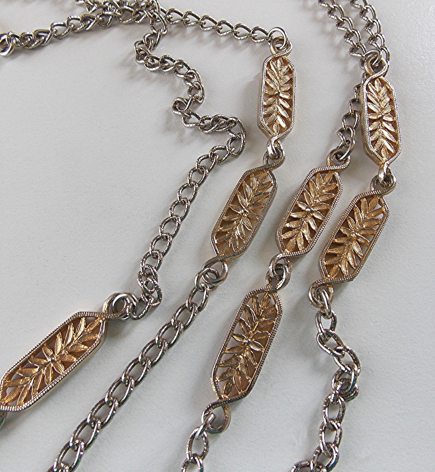 VINTAGE MID-CENTURY LOVELY GOLD TONE CHAIN 58″ AROUND SINGLE STRAND NECKLACE
