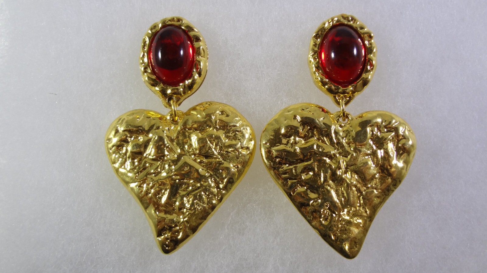 Vtg AVON Red Cabochon 1993 BOLD HEART Mogul Lightweight Clip On Earrings 2 3/4″!