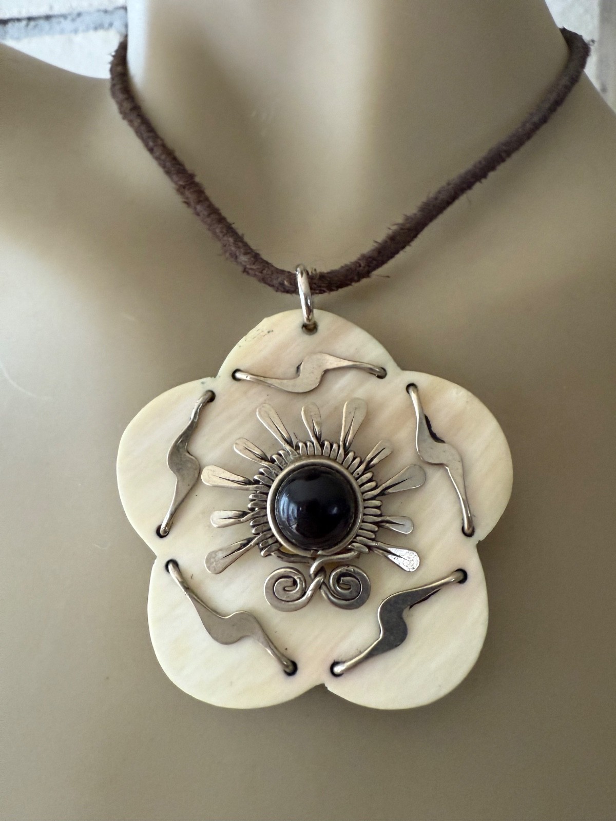 ESTATE BLACK ONYX OR GLASS FLOWER PENDANT SILVER TONE LEATHER CORD NECKLACE 14″