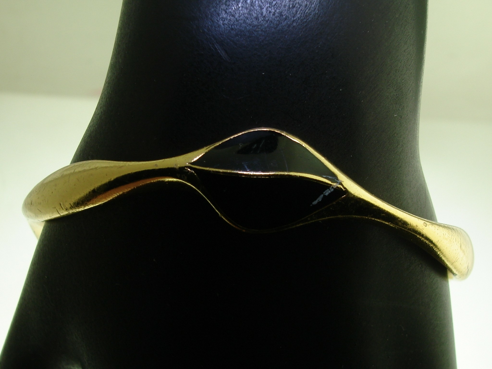 ELEGANT VINTAGE ORENA PARIS GOLD TONE & BLACK ENAMEL BANGLE BRACELET!