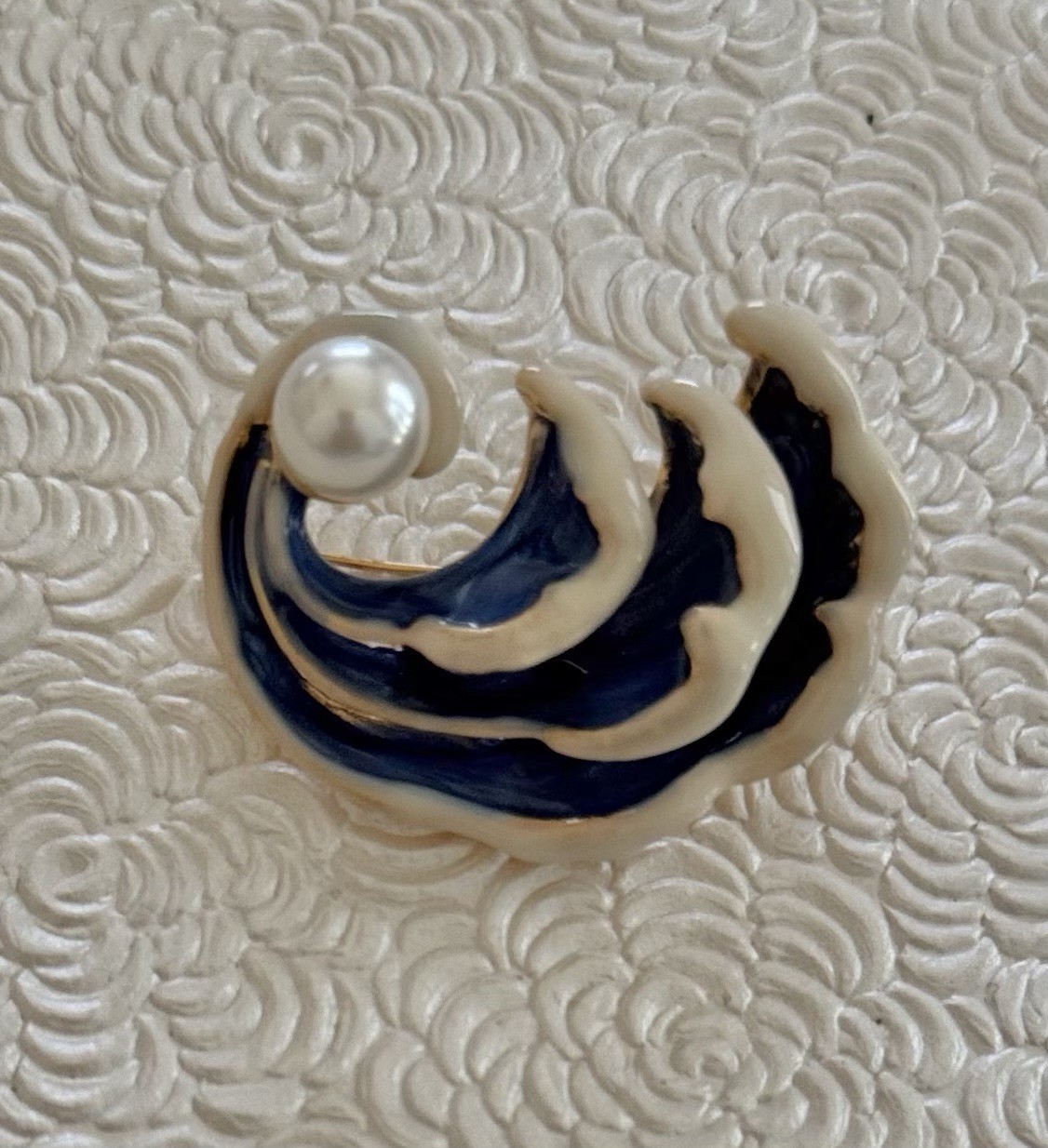 Vintage style wave brooch enamel on metal