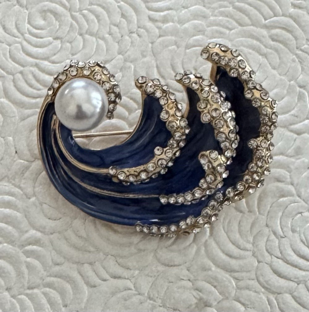 Vintage style wave brooch enamel on metal