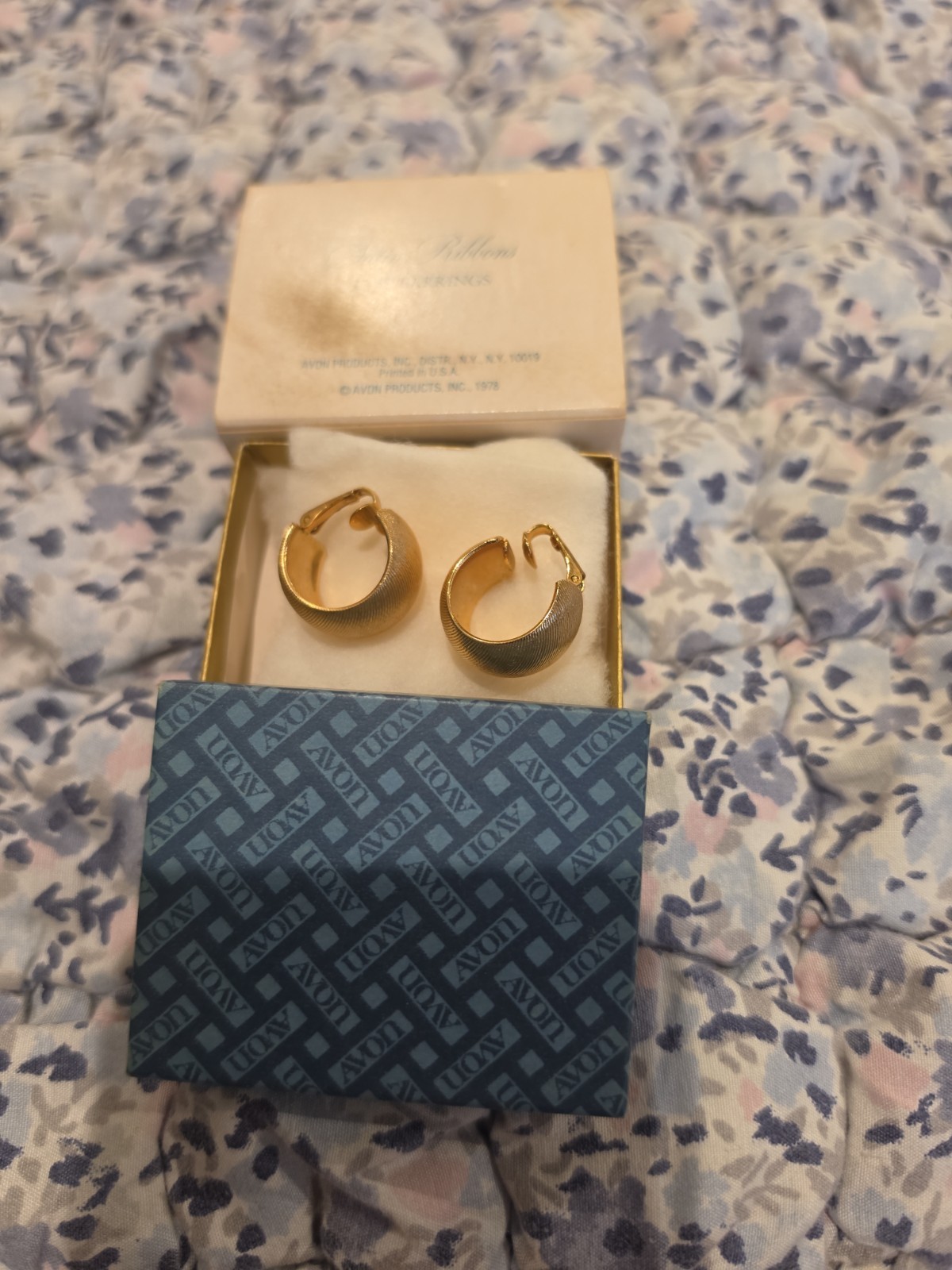 Satin Ribbons Clip Earrings Vintage Avon Fashion Accents 1978 Gold Tone Wide
