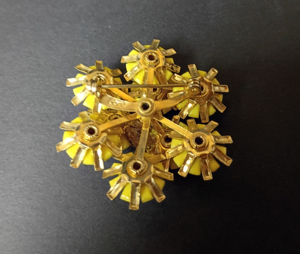 VTG Rhinestone, Metal & Plastic Yellow Daisy Floral Cluster Brooch Signed Coro