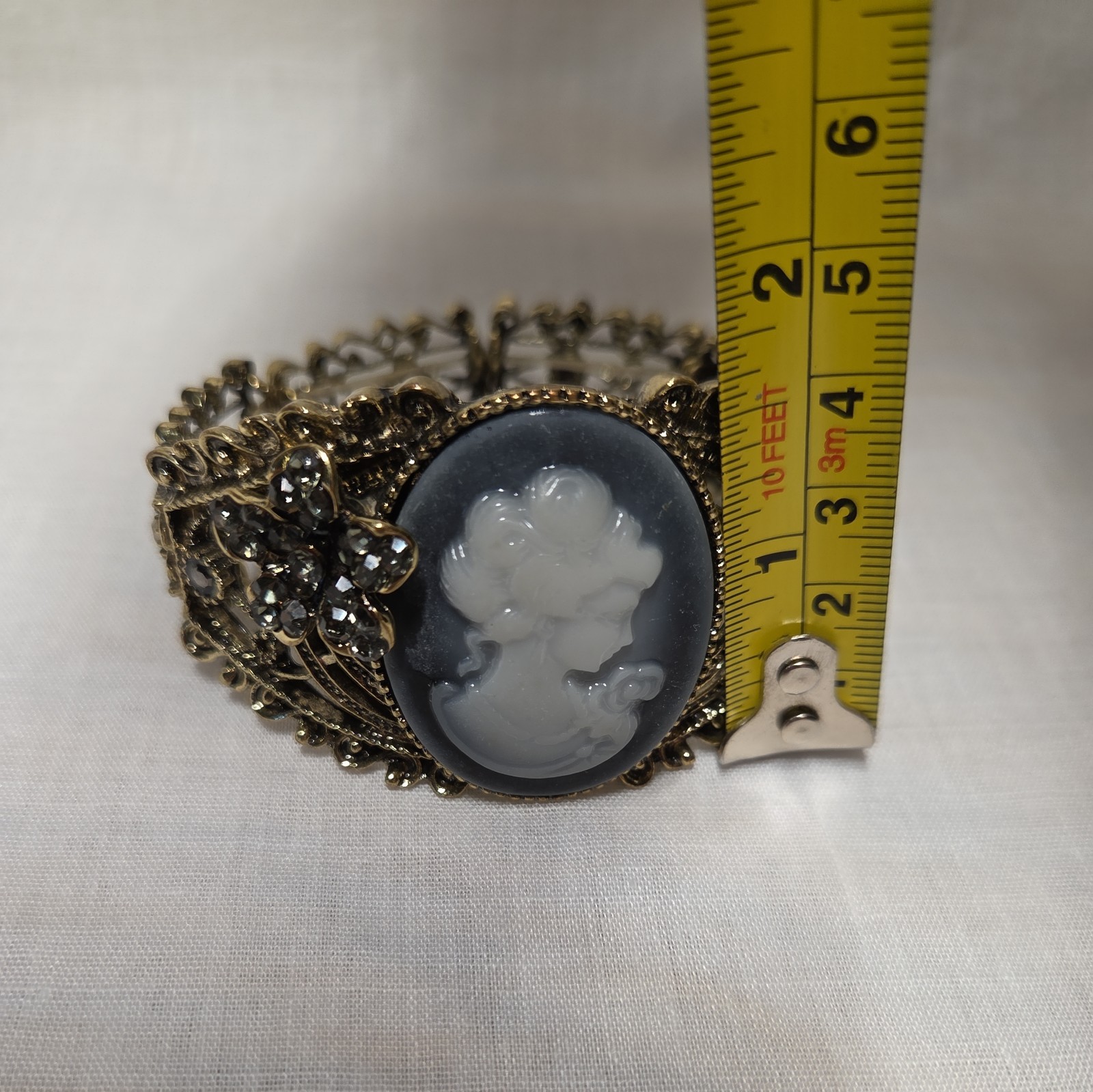 Victorian Style Gold Tone Cameo Bracelet Filigree Floral Accent Stretch Band