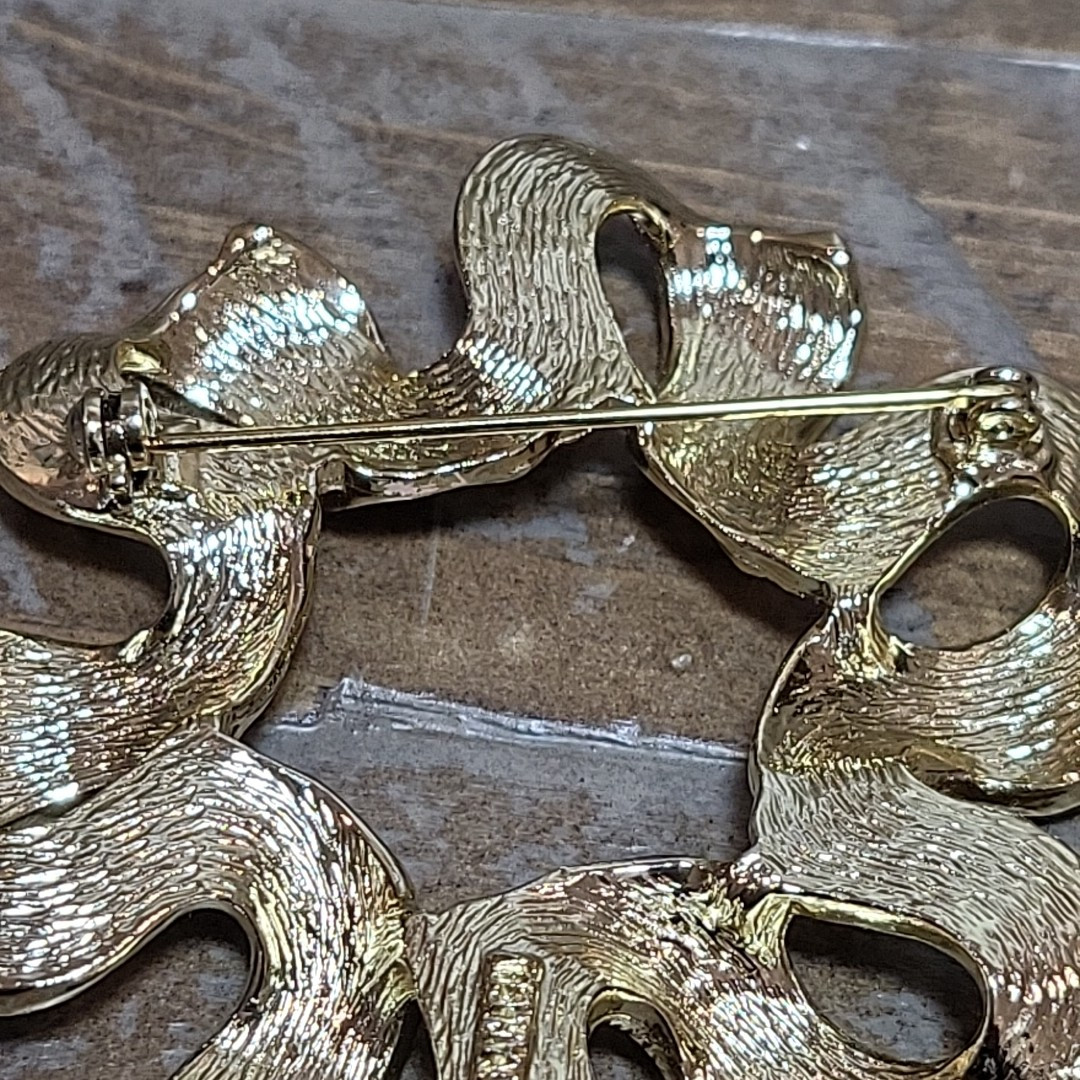 VTG 80’s Sarah Coventry Brooch Pin Gold Tone 2.5″ Textured Swirl Ribbon Wreath