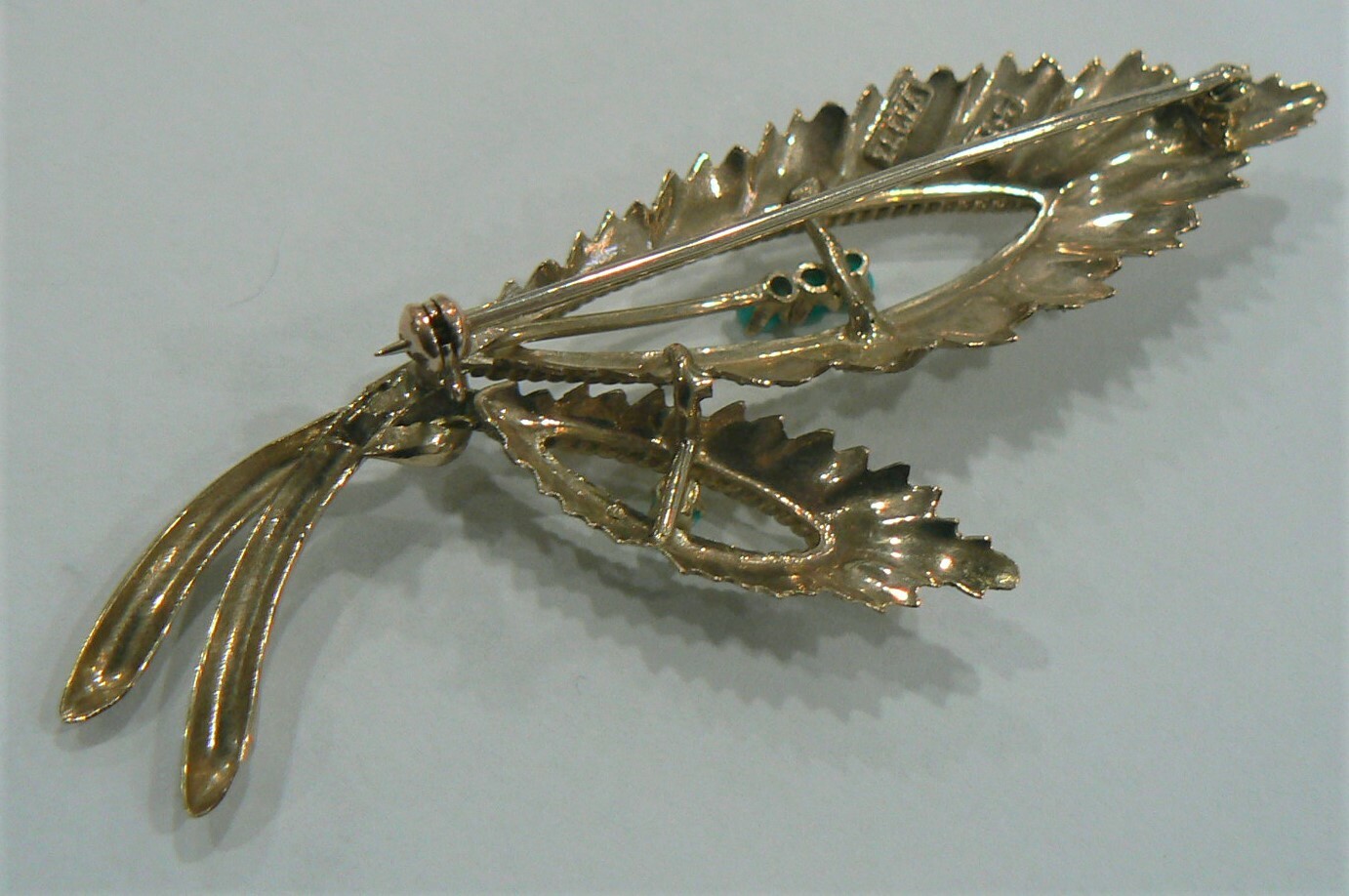 VINTAGE FEATHER STYLE 9 KARAT GOLD PIN/BROOCH WITH TURQUOISE CABOCHONS