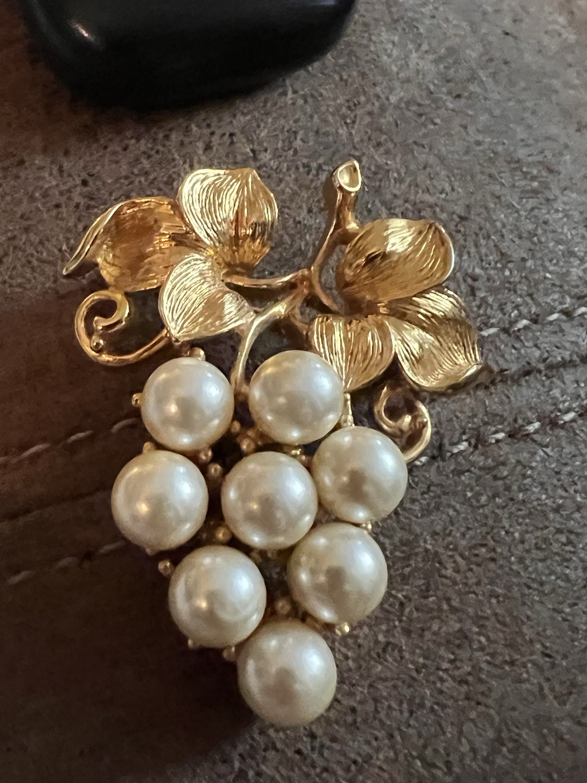 Beautiful Vintage Pin/Brooch Bunch Of Grapes Gold Tone With Faux Pearls