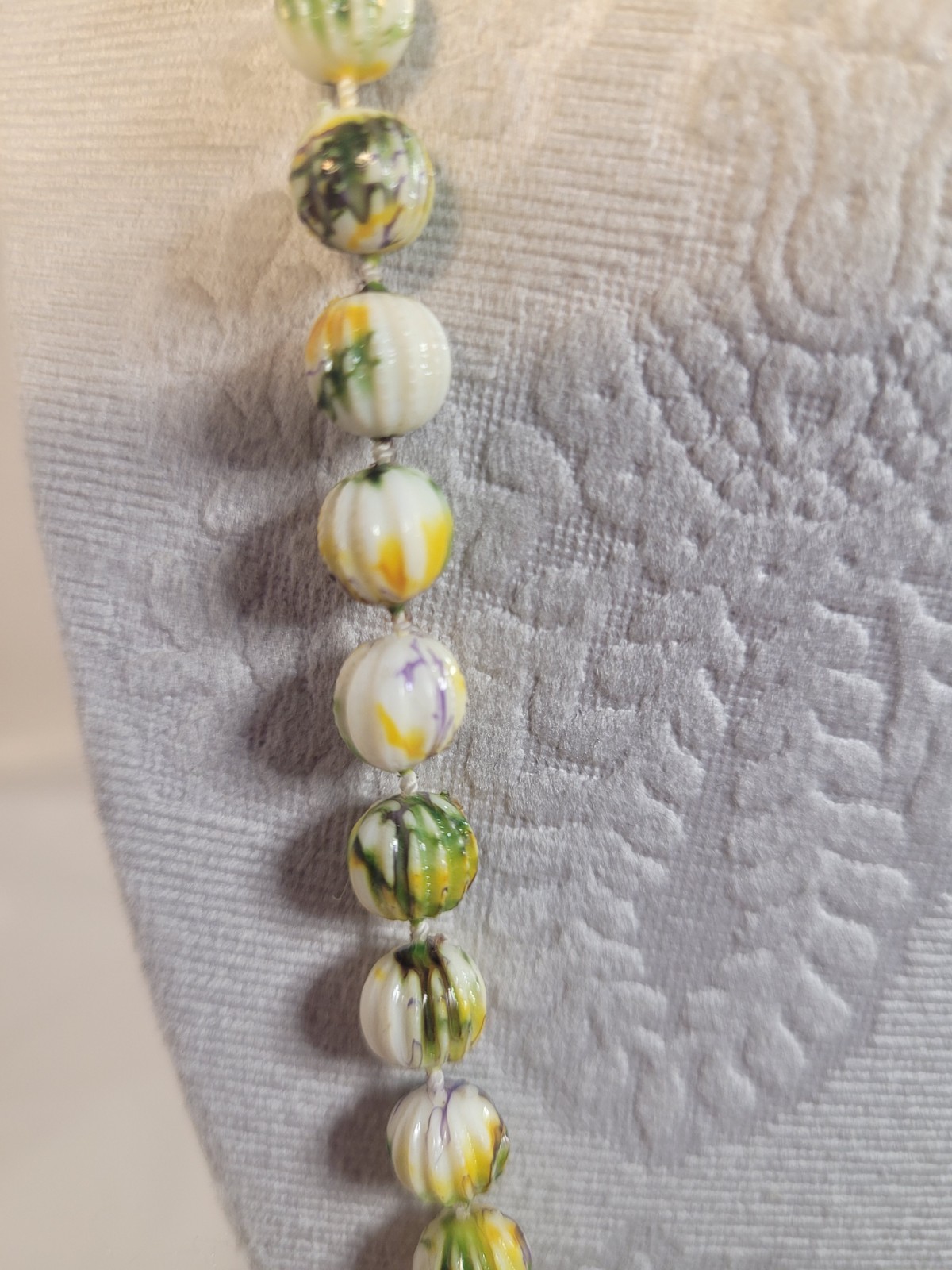 Vintage Yellow Green Purple White Ribbed Beaded Necklace (T)