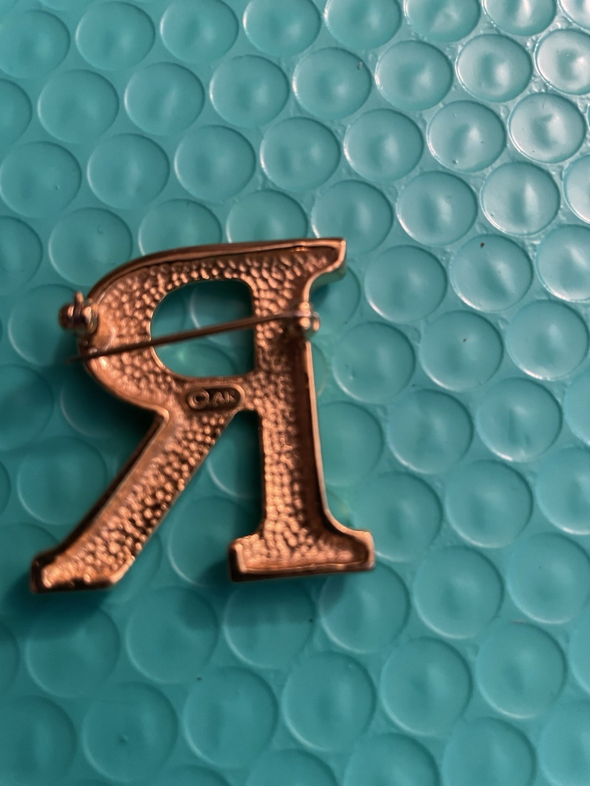 Anne Klein Script Letter “R” Modernist Brooch Pin Signed Matte Gold Tone