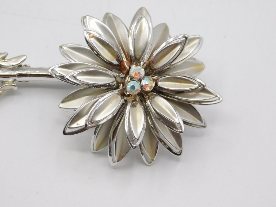 C97-VINTAGE PIN/BROOCH~SILVER TONE/FLOWER~4.25″ X 2″~VERY NICE!