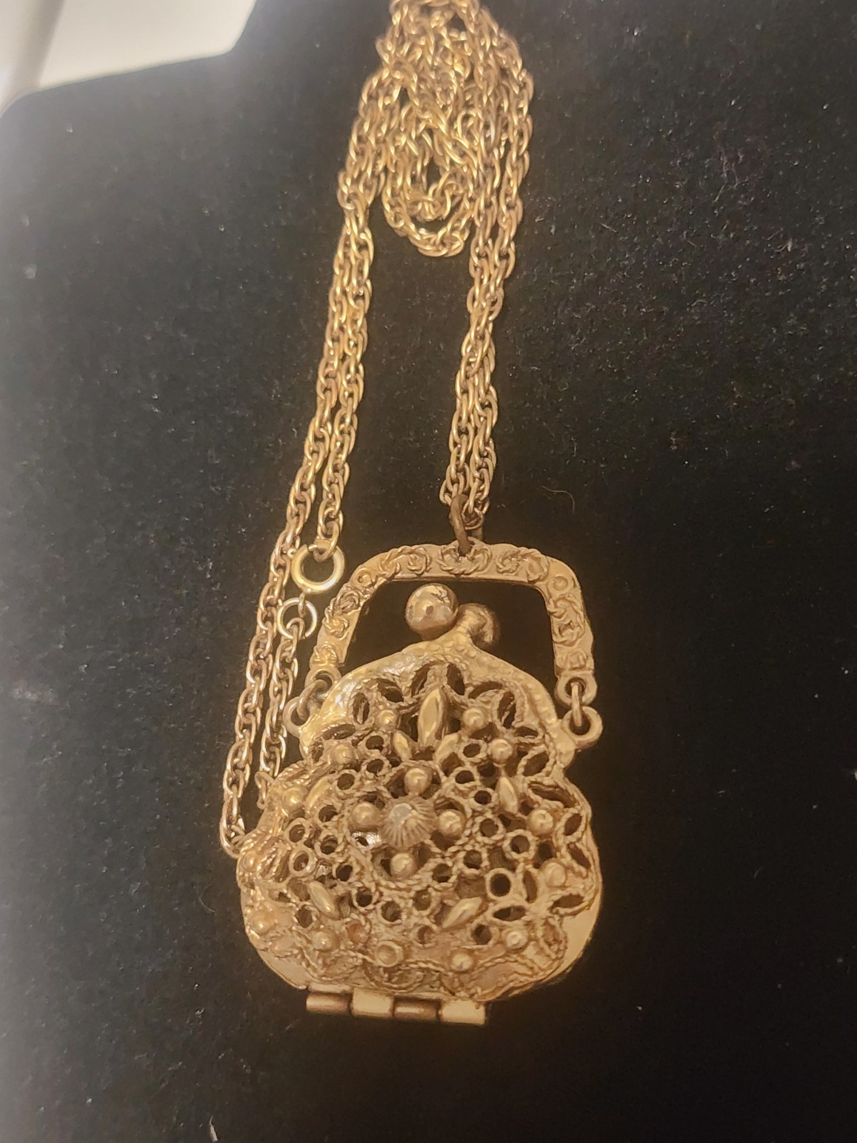 Vtg ART Arthur Pepper Purse Locket Necklace Pendant Gold Tone Filigree Kiss Lock