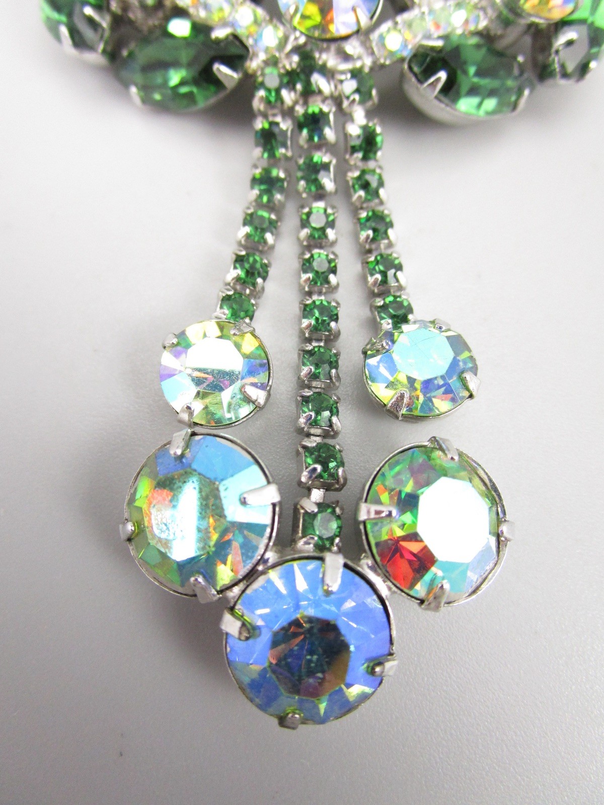 LOVELY DELIZZA & ELSTER JULIANA SILVERTONE GREEN RHINESTONE DANGLING BROOCH PIN