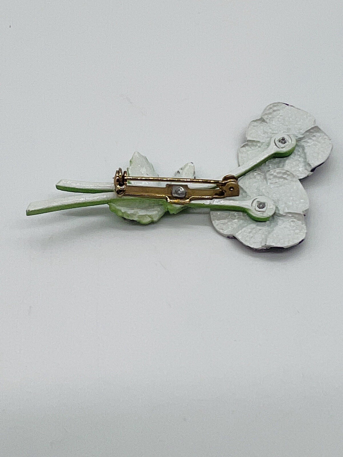 PANSY BROOCH PIN PURPLE AND YELLOW ENAMEL FINISH SPRING TIME EASTER VINTAGE