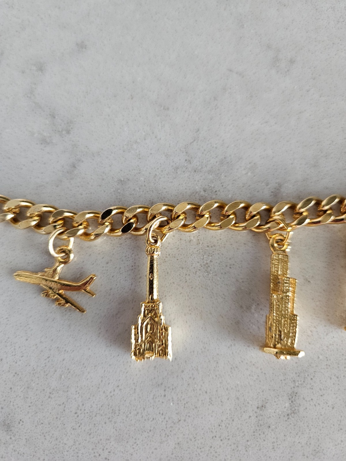 GOLD-TONE CHARM BRACELET WITH FAMOUS BUILDINGS IN CHICAGO CHARMS