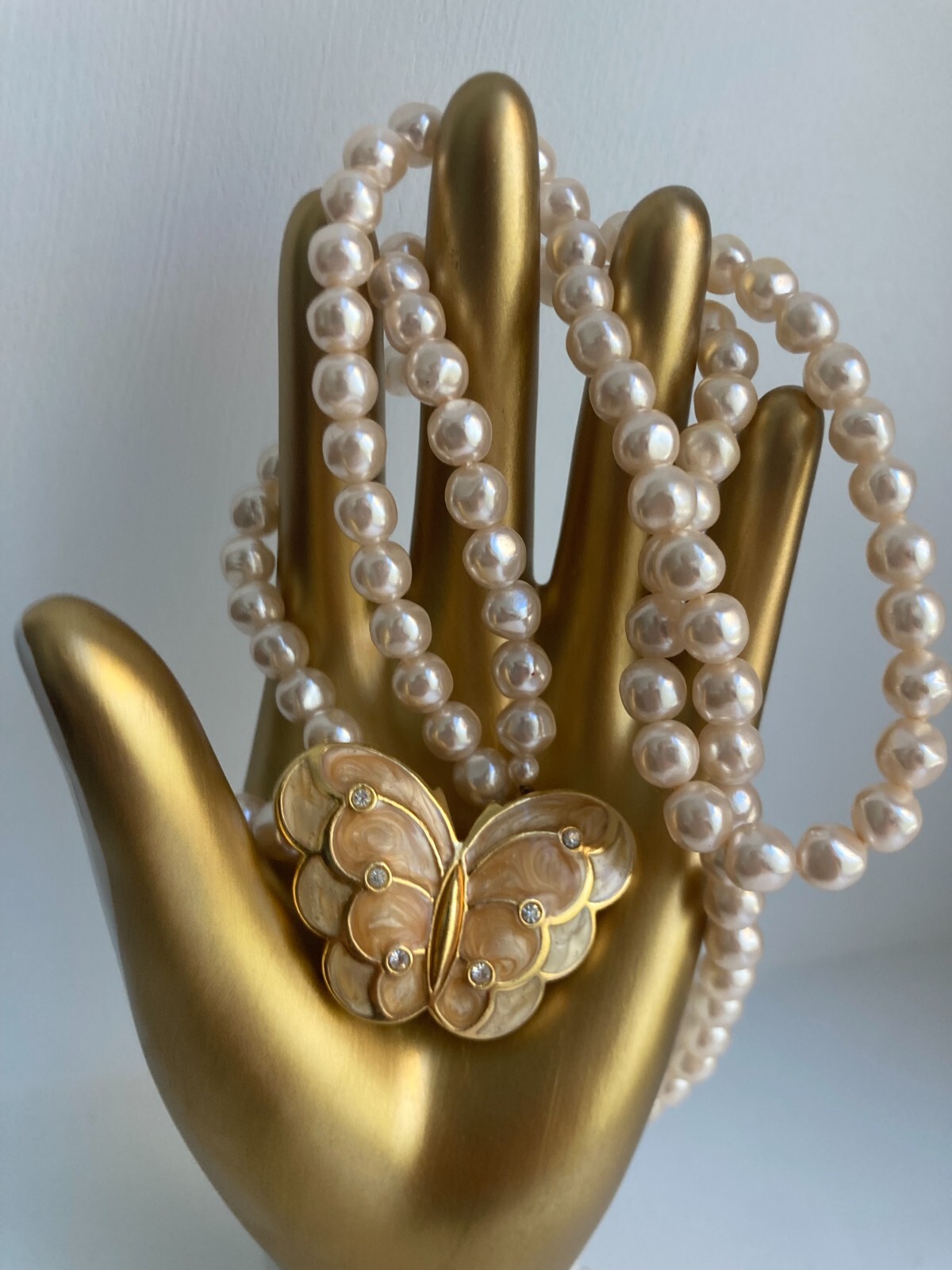 VINTAGE SIGNED K.J.L. FOR AVON FAUX PEARLS WITH ENAMEL BUTTERFLY 18″ NECKLACE