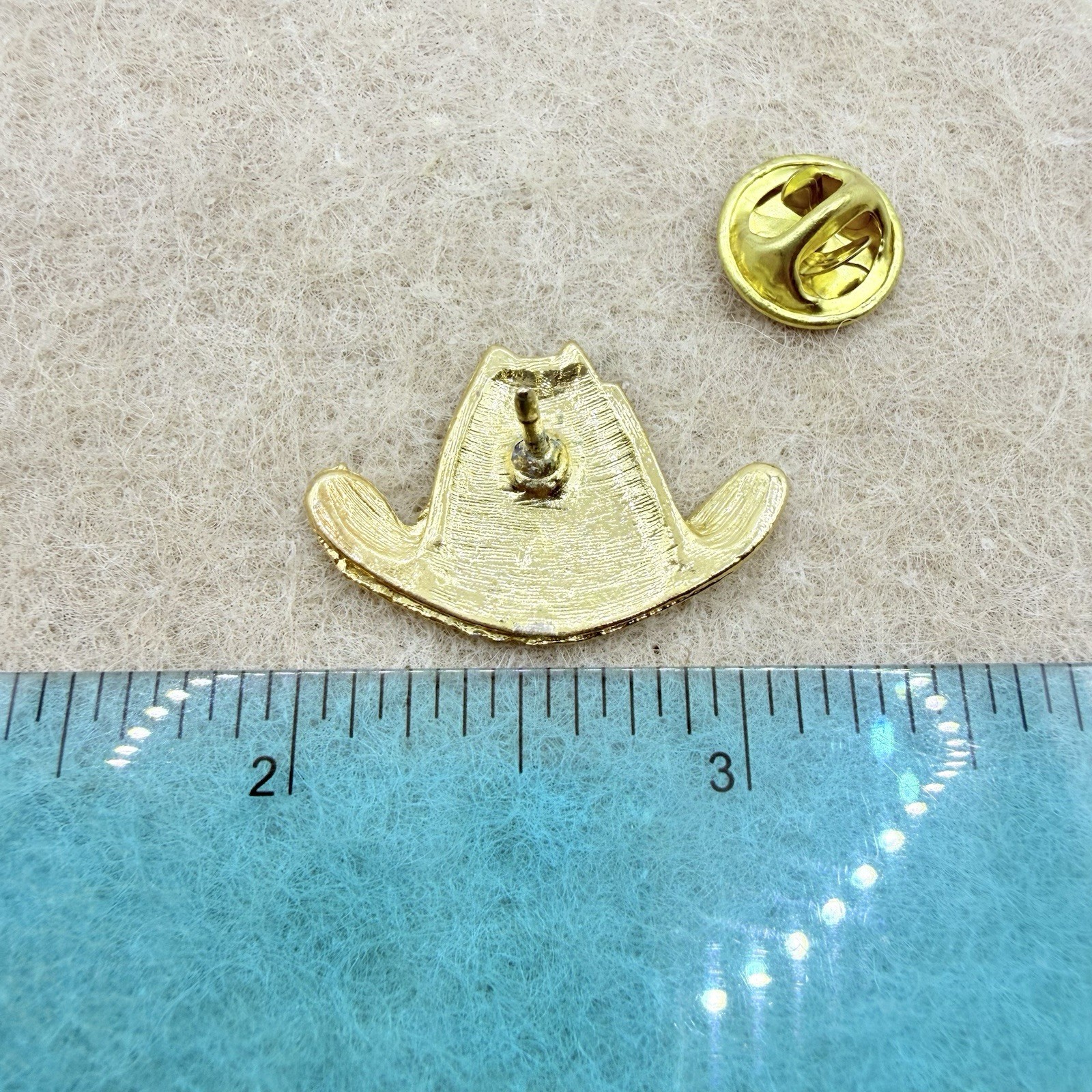 Vintage Gold Tone Western Cowboy Cowgirl Hat Lapel Pin Accessory Badge