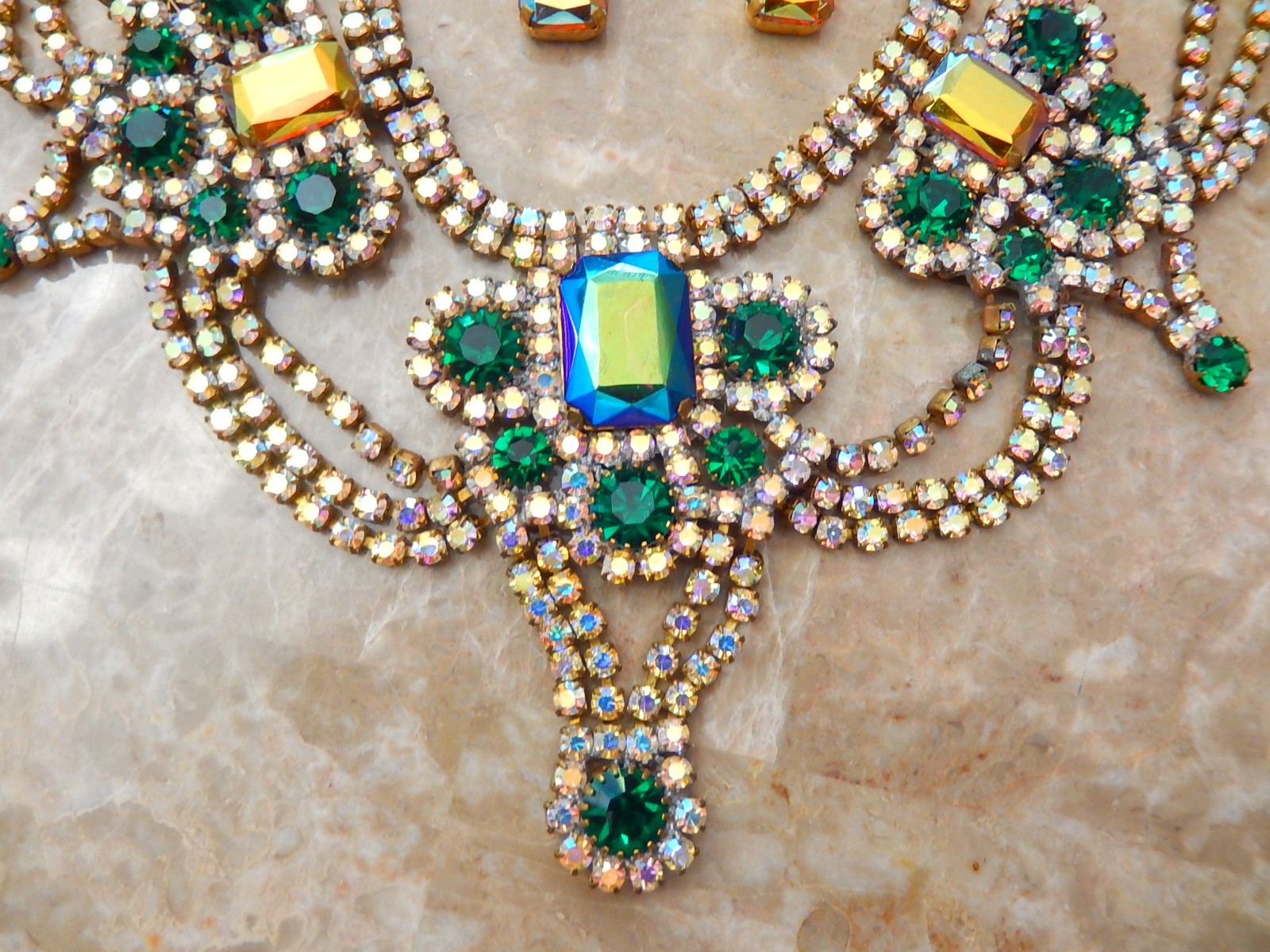 VINTAGE CZECH MAGNIFICENT RHINESTONE GREEN GOLD AB FESTOON NECKLACE EARRINGS SET