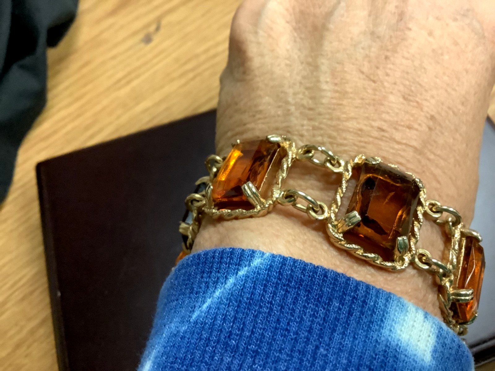 Vtg 1970 SARAH COVENTRY “Wild Honey” Gold Tone Amber Glass Color Bracelet