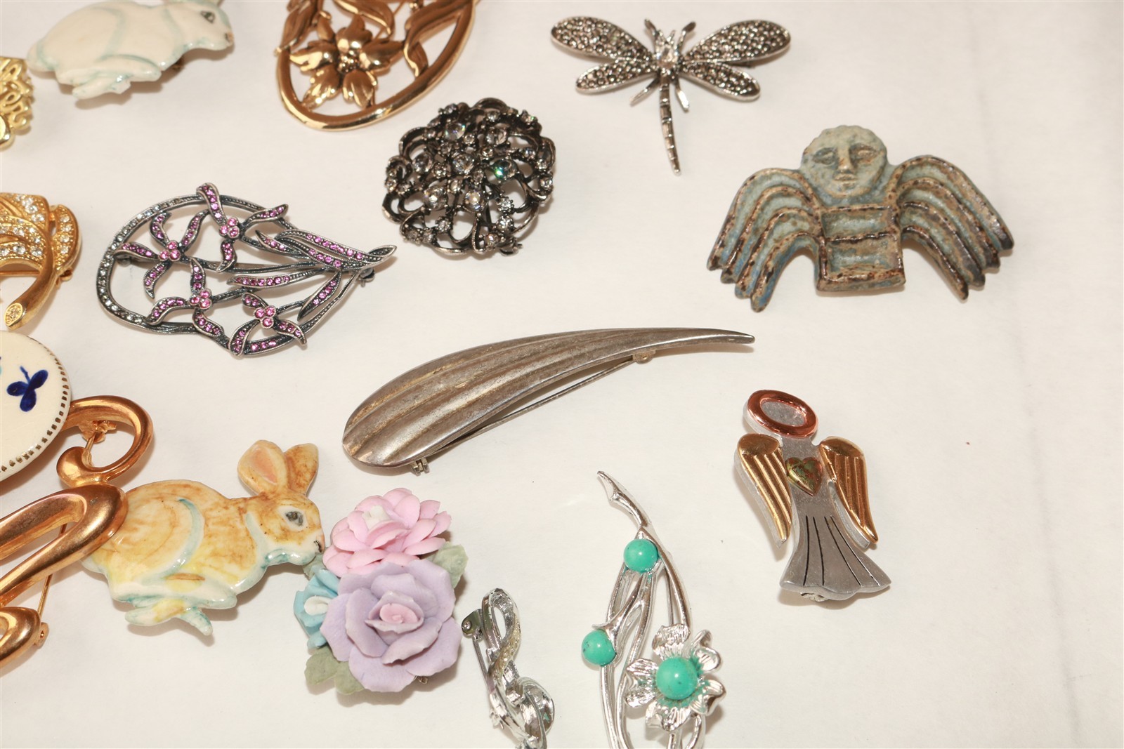 LOT OF 20 DIFFERENT VINTAGE TO MODERN BROOCHES PINS – Lot #3