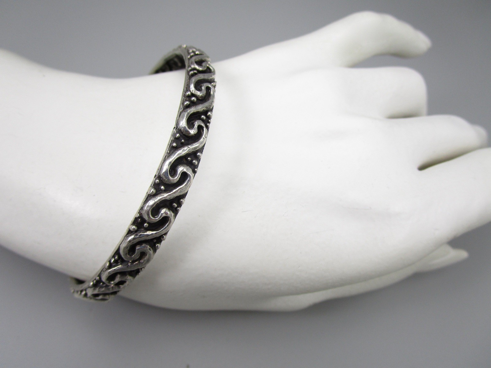 LOVELY DIAN MALOUF HEAVY STERLING SILVER SCROLL DESIGN BANGLE BRACELET 27.7G