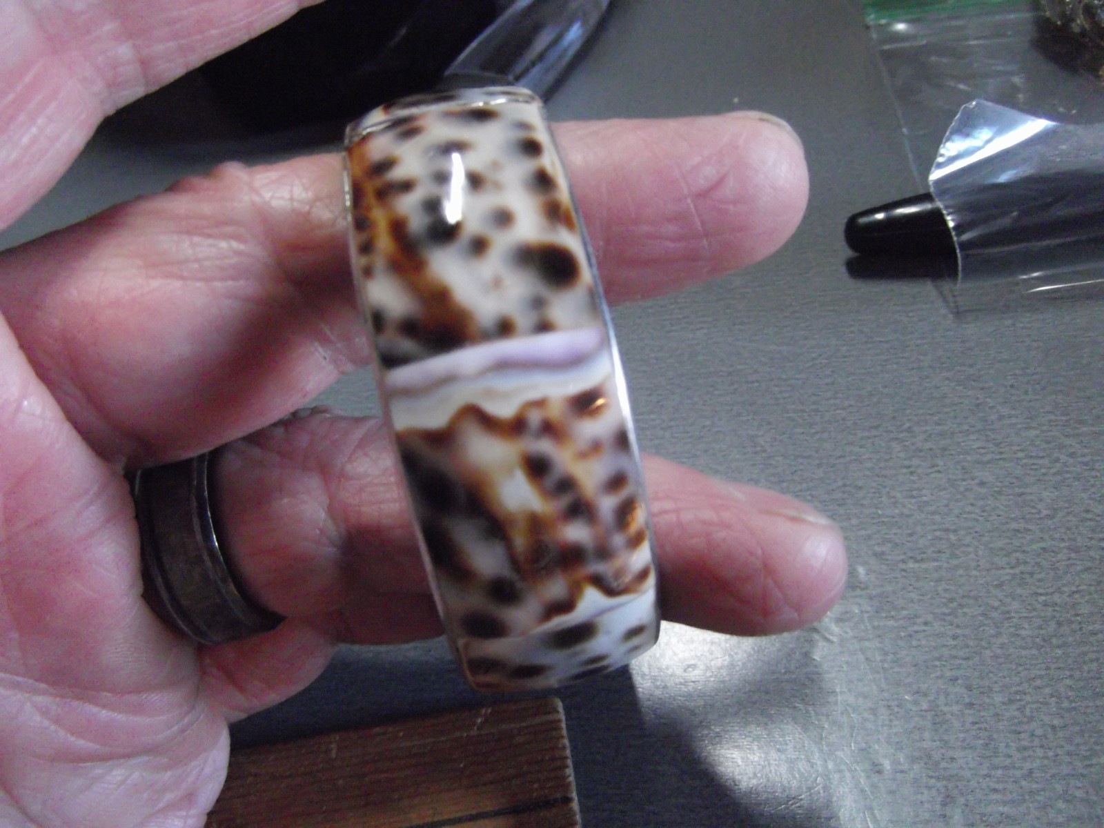 Old and Unique Vtg Shell Brass Bangele Bracelet 2.5″in
