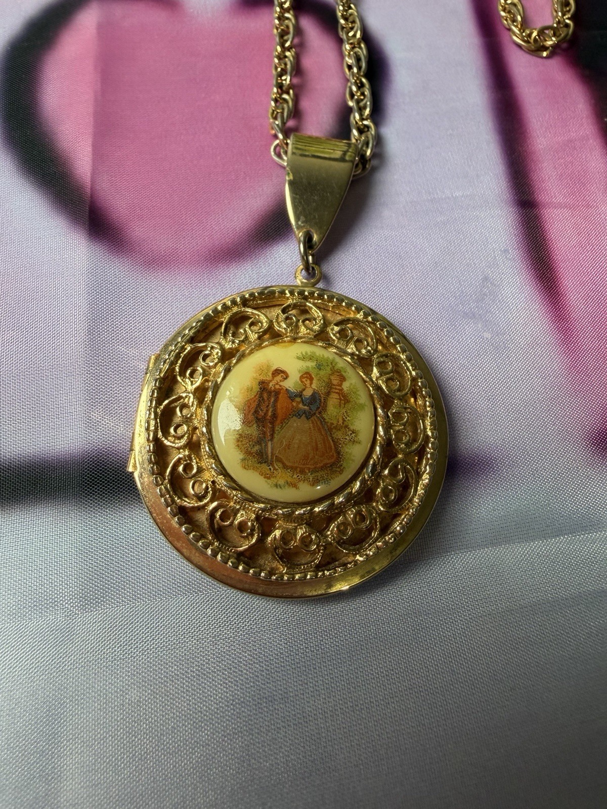 Vintage Fragonard Courting Couple Locket Necklace Gold Tone Filigree 24″