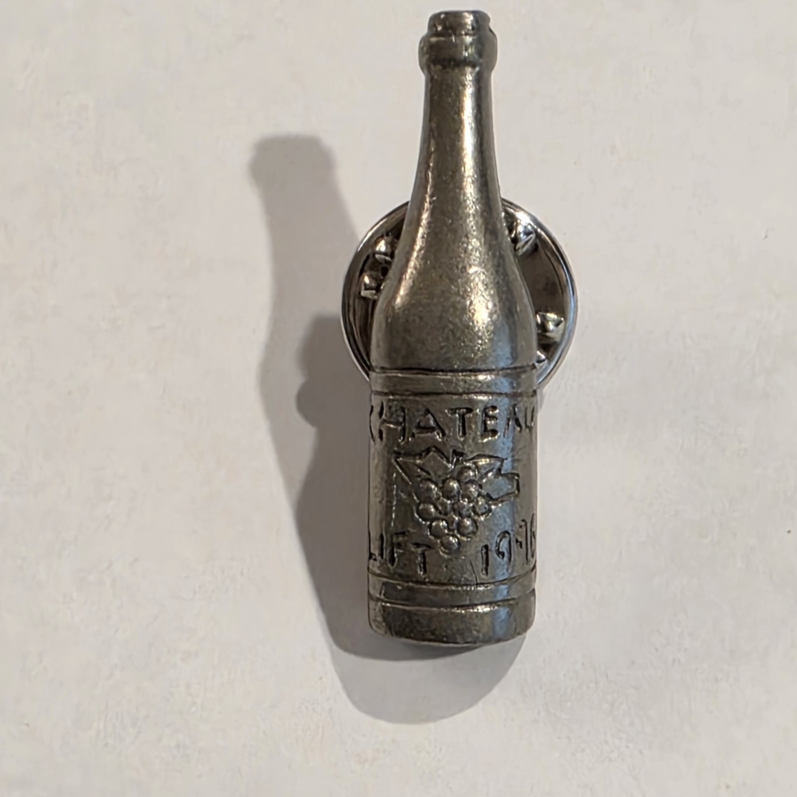 VINTAGE JIM CLIFT Pewter Lapel Tie Tac Pin CHATEAU WINE BOTTLE 1″ DATED 1996