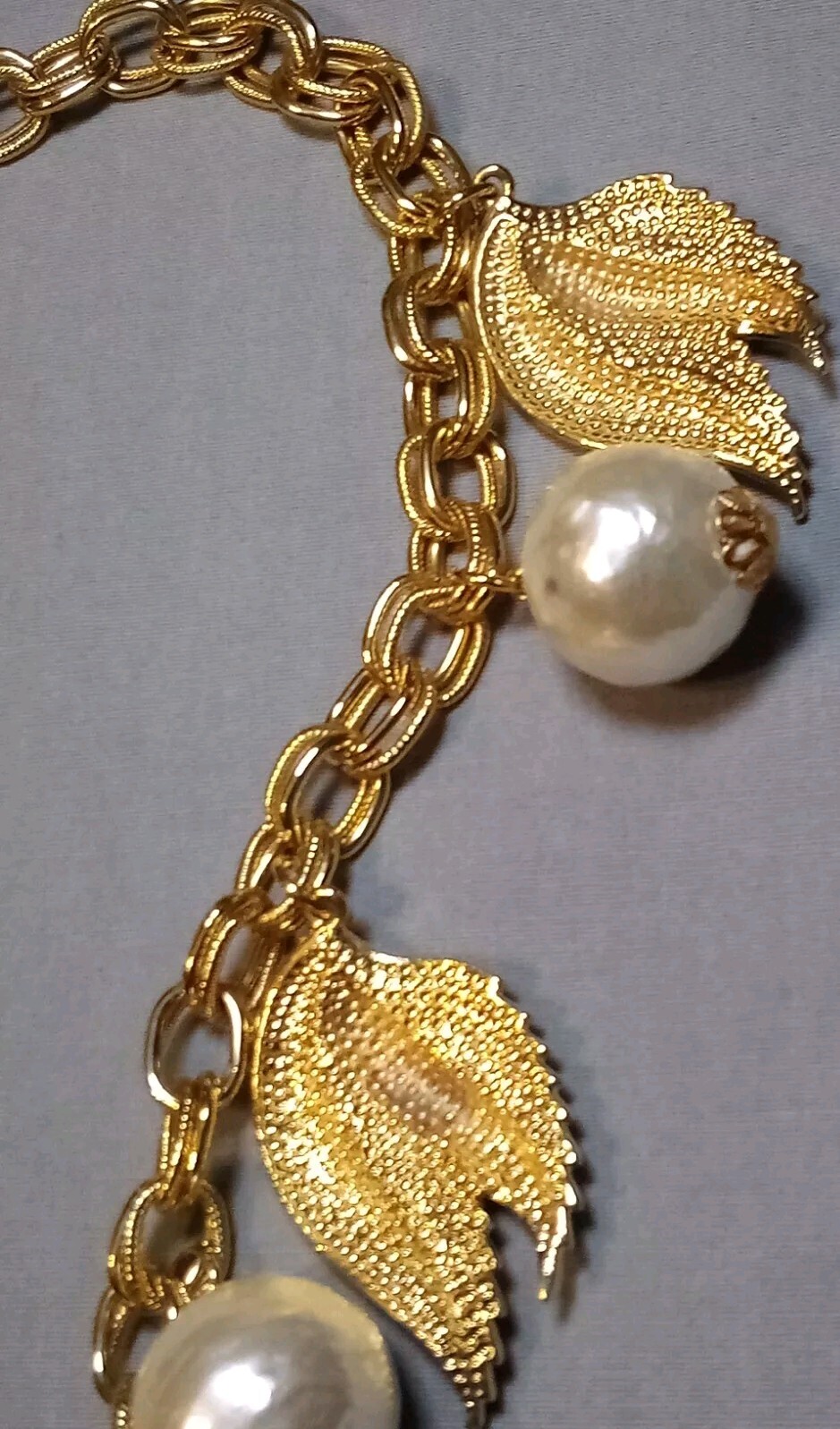 Vintage Gold Tone Double Link Textured Leaves Simulated Pearls Necklace 18-3/4″