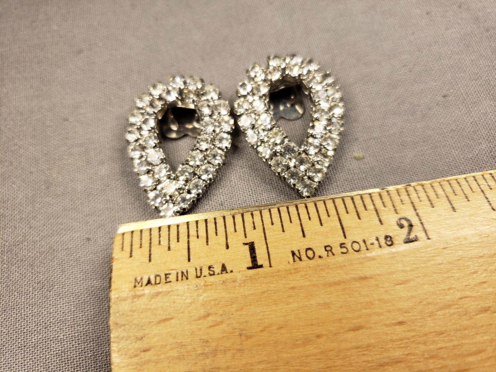 VINTAGE PRONG SET RHINESTONE TEARDROP METAL SHOE, SCARF CLOTHING CLIPS A53