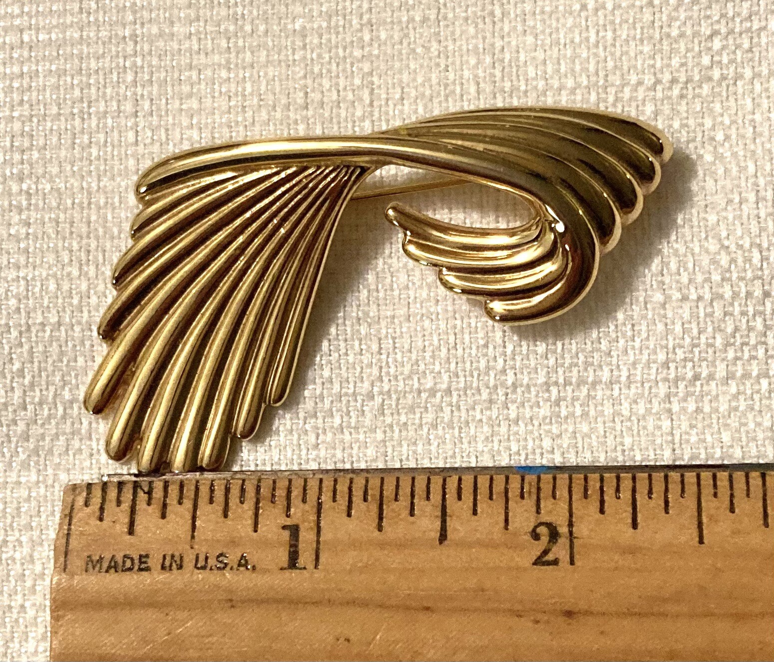 Monet Vtg Gold Tone Brooch Pin Swirl Ribbon Modernist Signed