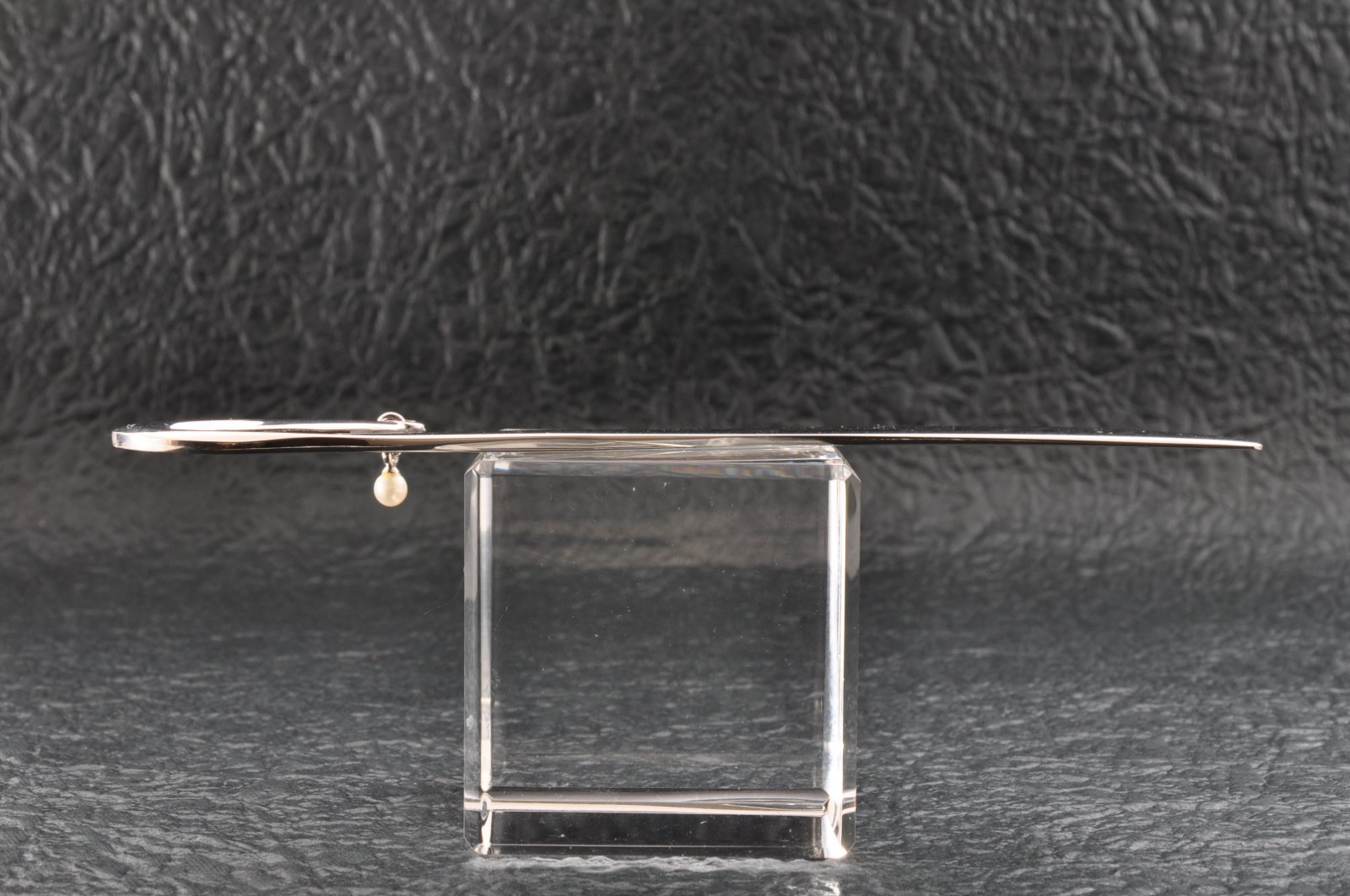Near mint Japan brand “MIKIMOTO” Akoya pearl bookmark (total 65.0ct) case paper