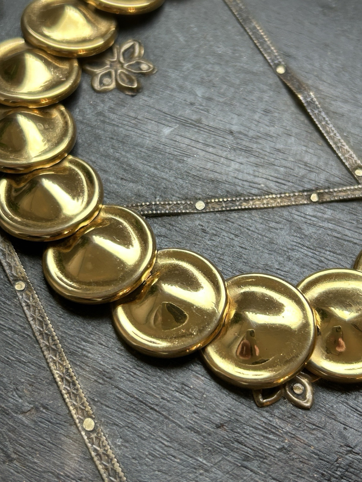 FABULOUS MONET GOLD-TONE FINISH MODERN CONVEX DISK COLLAR NECKLACE Egyptian