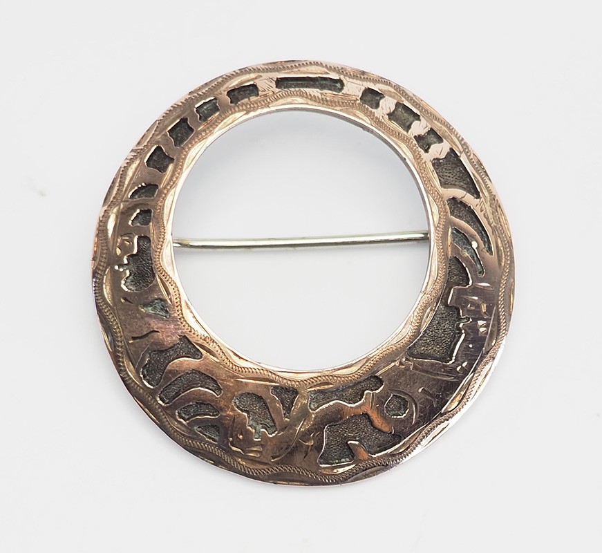 Vintage 900 silver and inlaid gold filled round brooch pin Guatemala