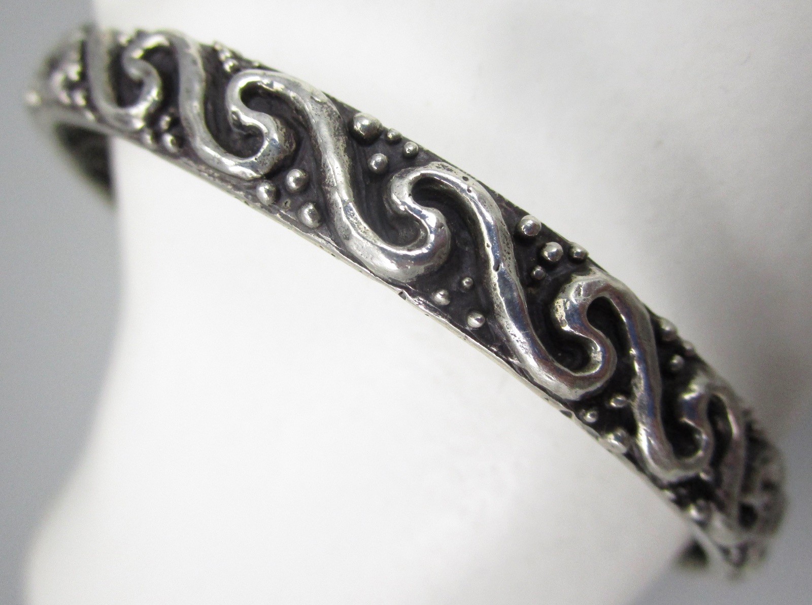 LOVELY DIAN MALOUF HEAVY STERLING SILVER SCROLL DESIGN BANGLE BRACELET 27.7G