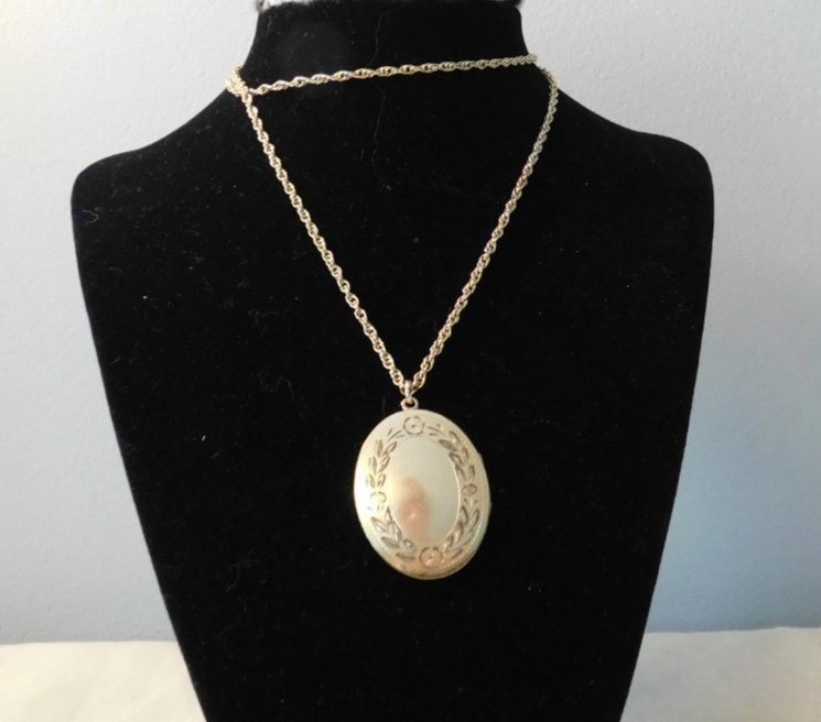 Winard Vintage 12K Gold filled Photo Locket Necklace 16 grams