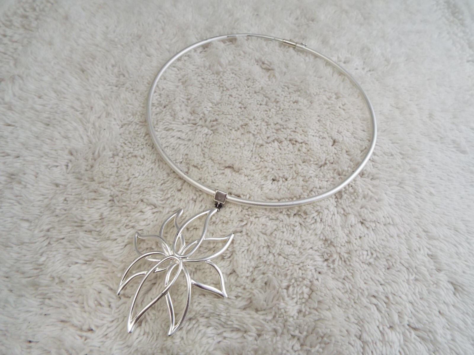 Silvertone Collar Ring Flower Pendant Necklace (C46)