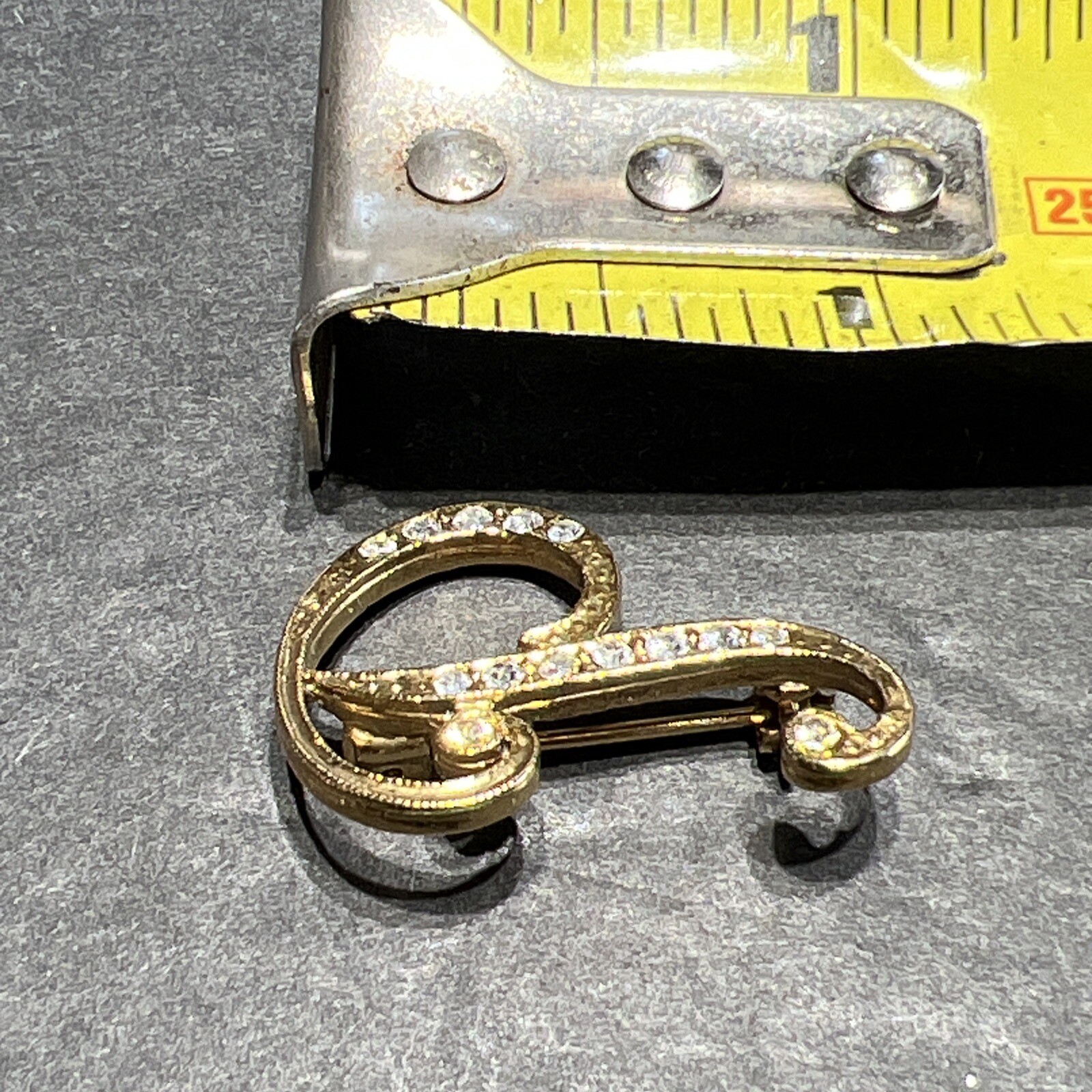 VTG Gold Tone Clear Pave Rhinestones LETTER INITIAL CURSIVE “P” BROOCH Lot 183