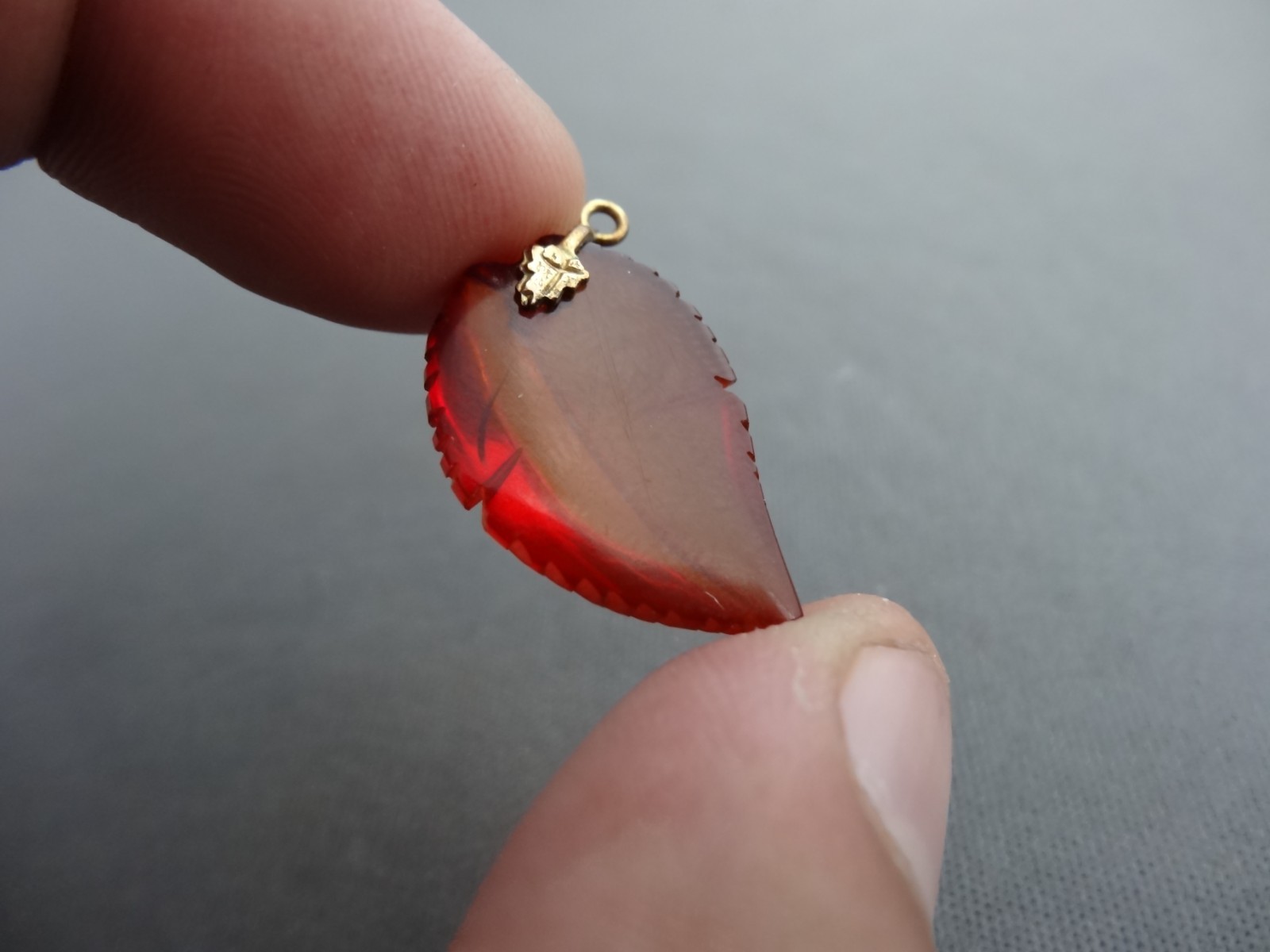 VINTAGE GOLD TONE ETCHED CARVED BALTIC HONEY AMBER LEAF PENDANT