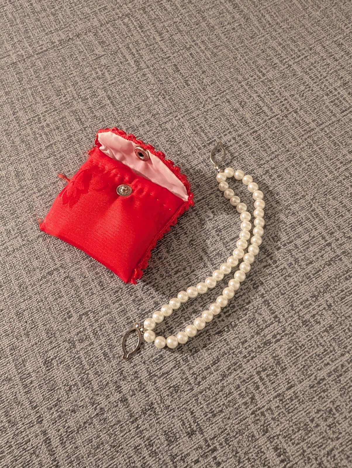 Pearl Vintage Sweater/Fur Guard Clip Faux Pearl Chain, red bag snap closeholder