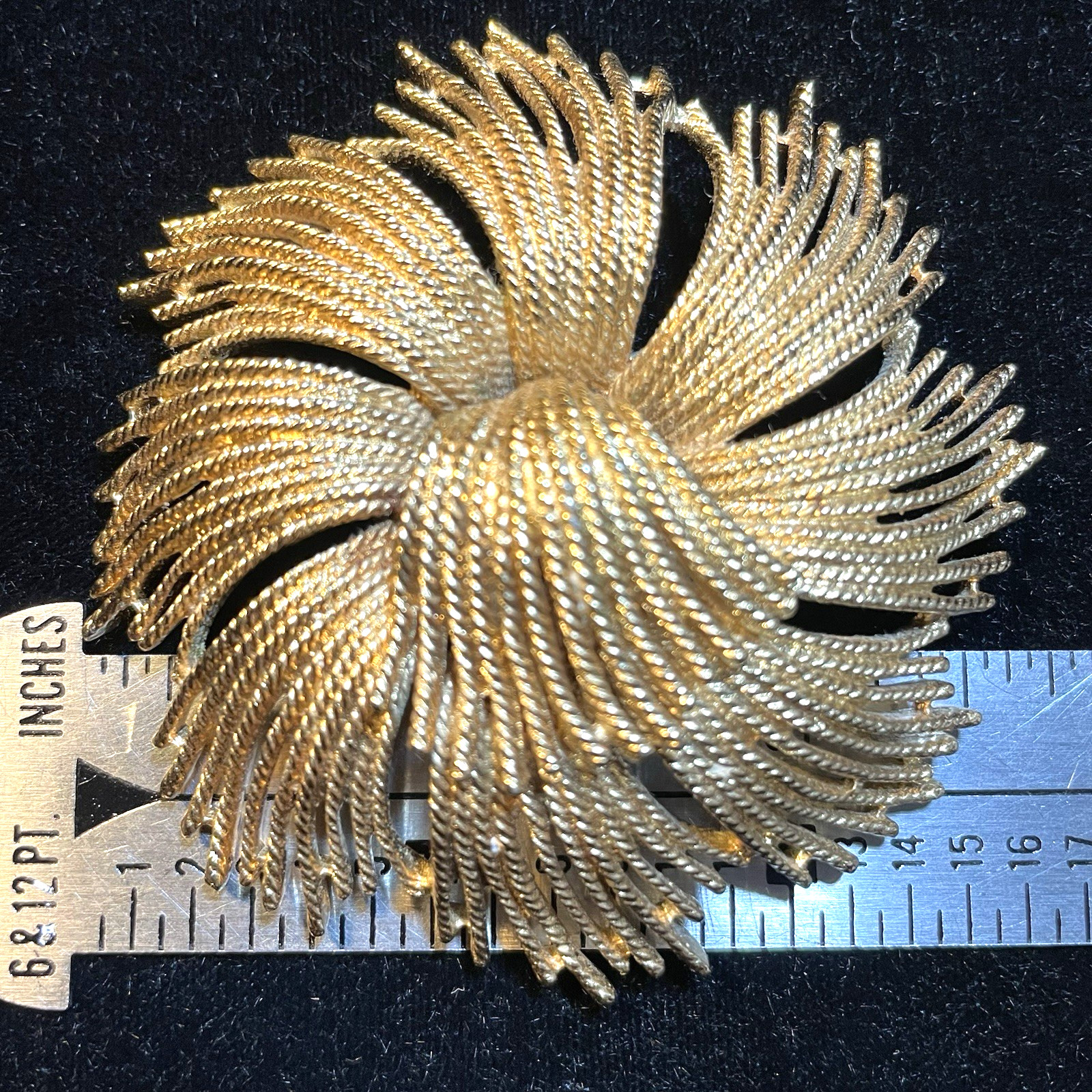 VINTAGE MONET CORDELIA BROOCH GOLD TONE 2-3/4″ IN DIAMETER MINTY!