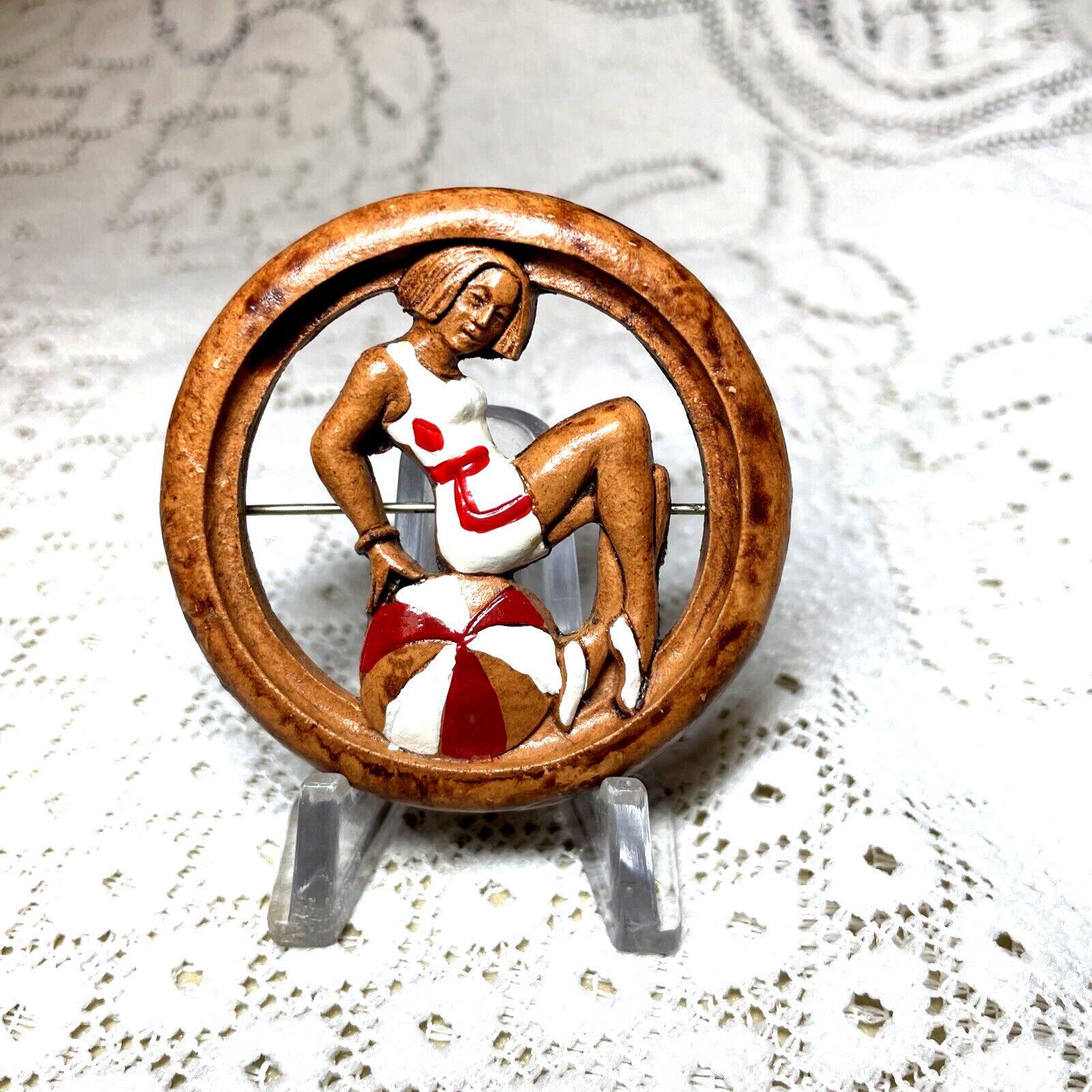 VTG 1940’S ART DECO LADY PLAYER ON A BEACH RESIN W WOOD EFFECT PIN/BROOCH