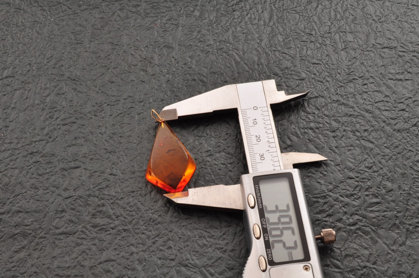 18k gold clasp “KUJI” Amber Pendant top Spindle shape (39mm (1.53in) 16.25ct).
