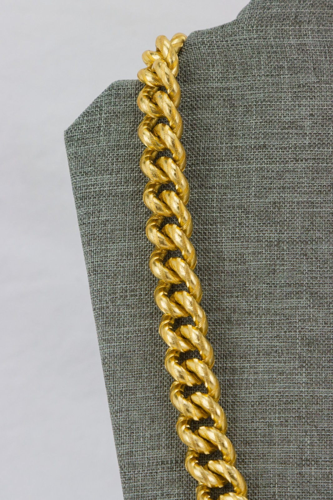 Anne Klein Large Gauge Gold Tone Necklace, Signed, Toggle Closure, 132gr