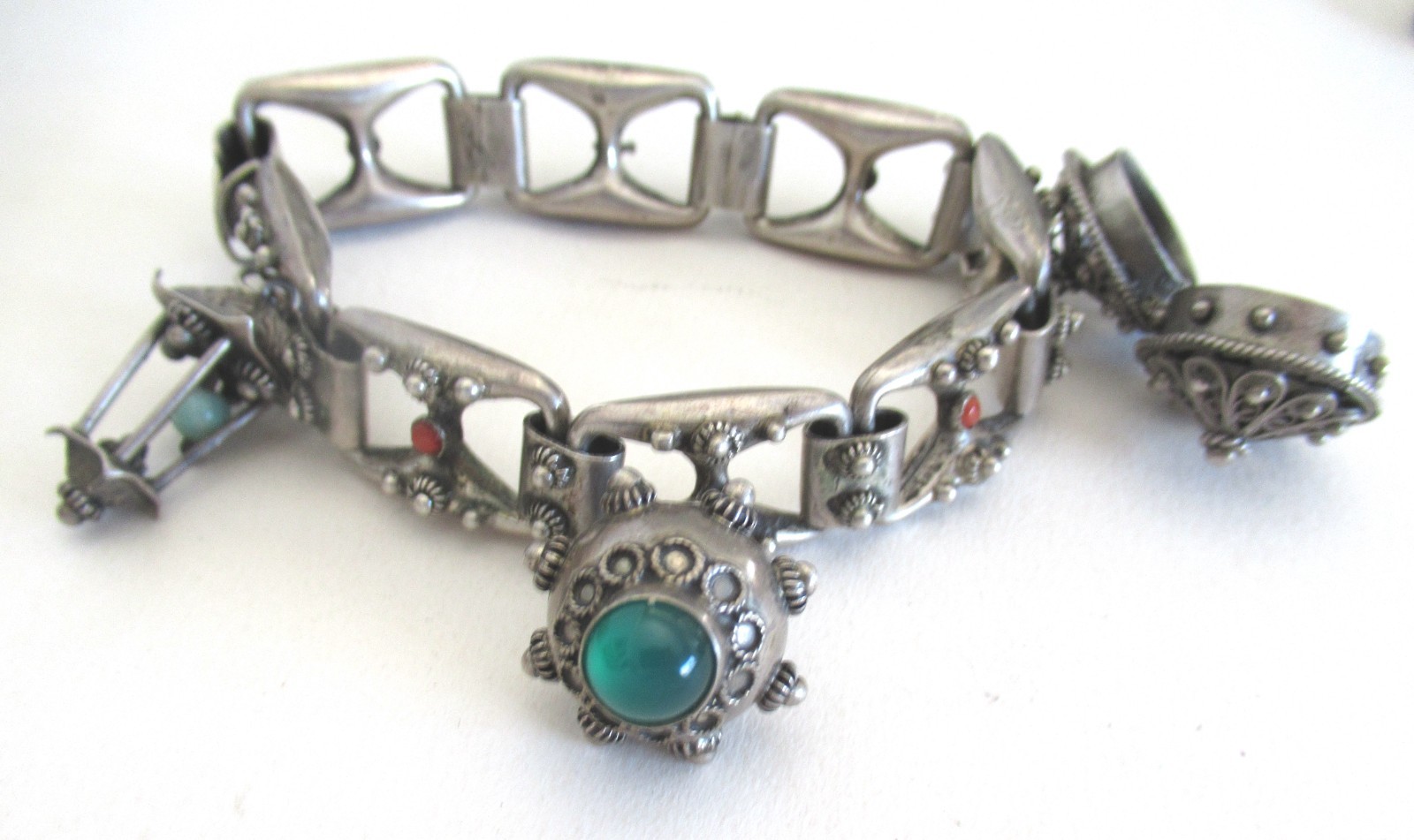 VINTAGE ITALY ETRUSCAN CANNETILLE FOB 800 STERLING & CORAL BRACELET, 43 GRAMS