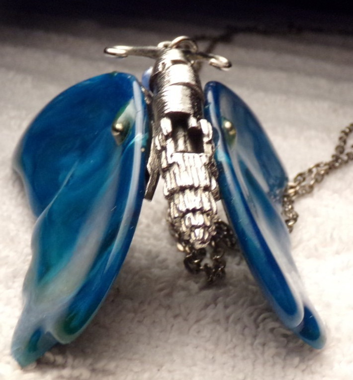 VTG 1960’S LARGE TURQUOISE ACRYLIC LUCITE SILVER TONE ACTION BUTTERFLY NECKLACE