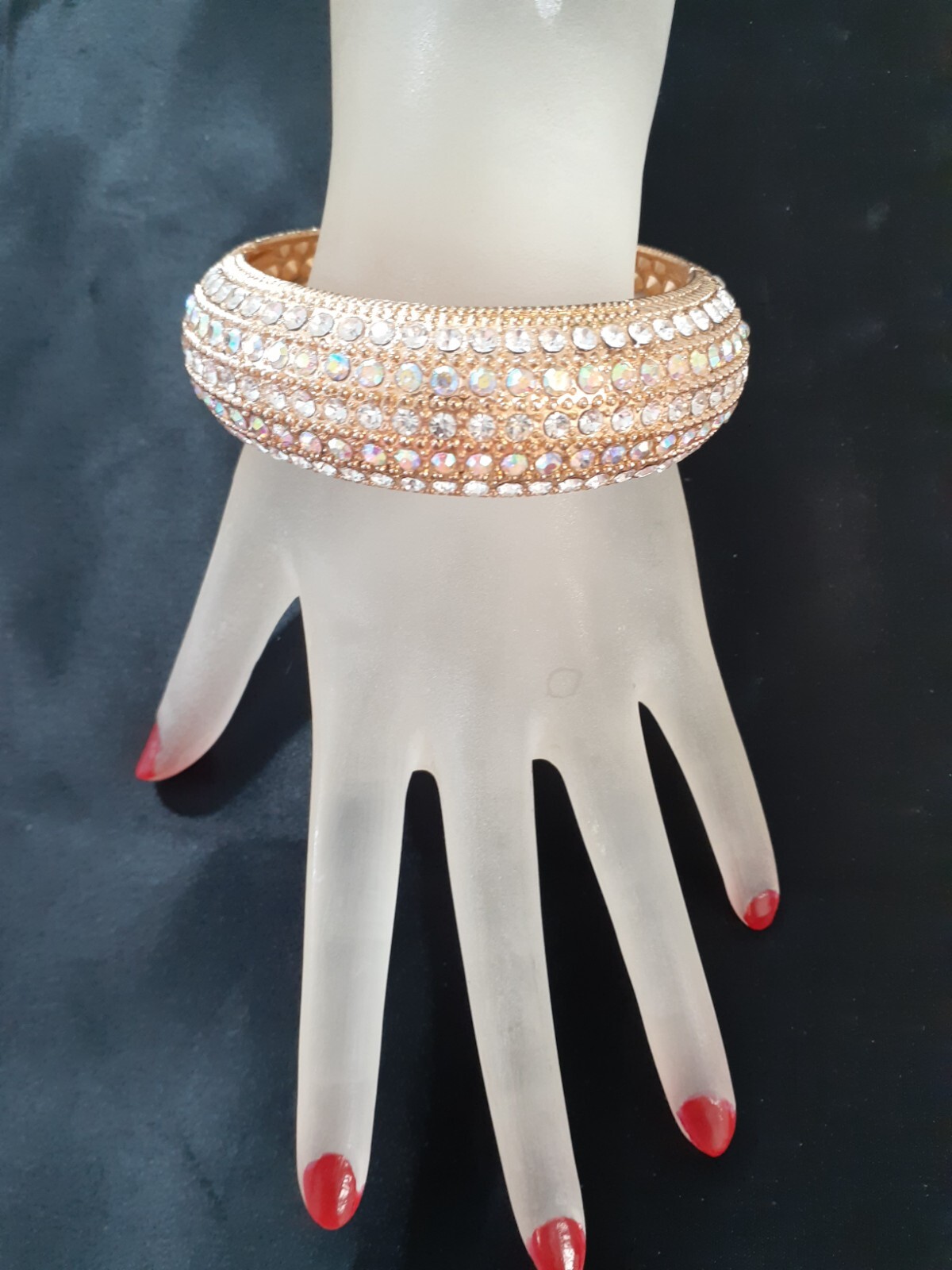 Unbranded women fashion jewelry crystal bracelet 1 inch wide NWOT. Stunning.