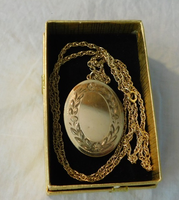 Winard Vintage 12K Gold filled Photo Locket Necklace 16 grams